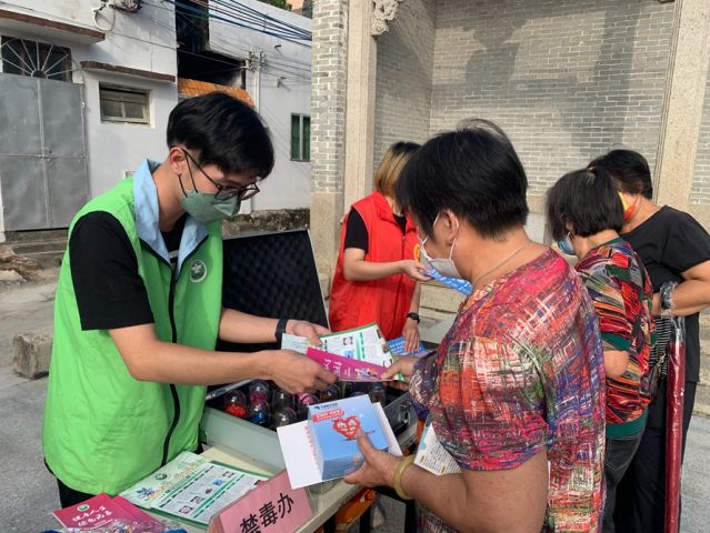 三乡镇开展“宣传禁毒进小家，‘无毒’社区靠大家”活动照片3.jpg