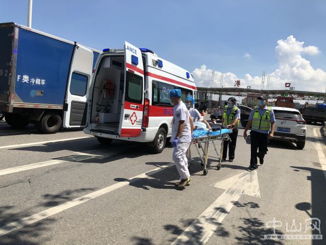 港口交警為救護車開道急送病人入院